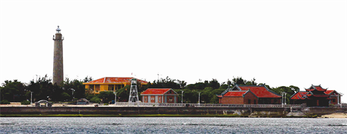 L’île de Song Tu Tây vue de la mer. 