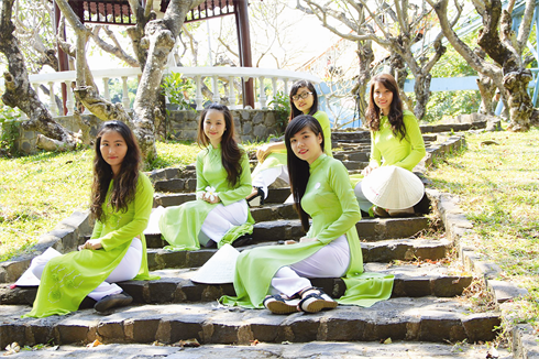 La beauté des étudiantes en áo dài.