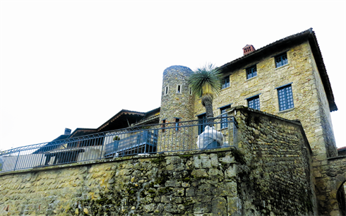 Pérouges trône au sommet d’une colline.    