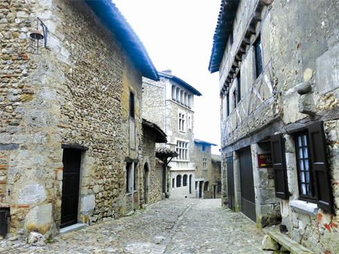 Maisons médiévales à pans de bois et encorbellement et demeures 