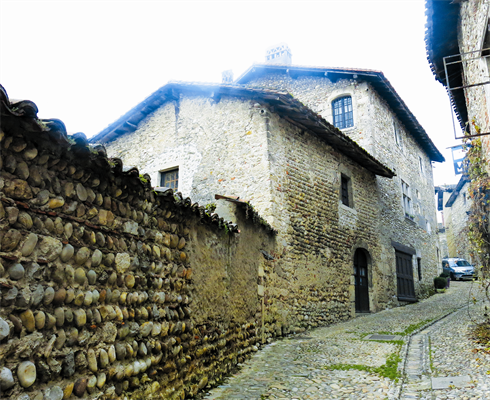 Les ruelles étroites et tortueuses vous permettront de découvrir les façades moyenâgeuses de la cité.