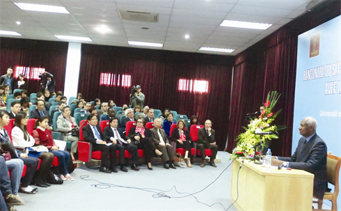 Le secrétaire général de la Francophonie, Abdou Diouf (droite), lors de sa rencontre avec des enseignants et étudiants vietnamiens francophones, le 15 mars à Hanoi.