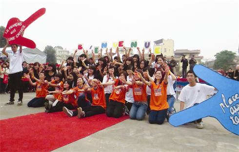 Un spectacle de flashmob des étudiants de l’Université de Hanoi saluant le secrétaire général de la Francophonie.