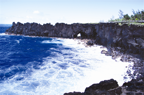 Le Cap Méchant est situé à Saint-Philippe le long d’une côte déchiquetée frappée par la houle et typique de la région appelée Sud sauvage.
