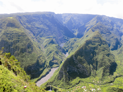 Le Belvédère de Bois-Court culmine à environ 1.400 m et offre un point de vue imprenable sur les remparts de Cilaos et de Grand Bassin.