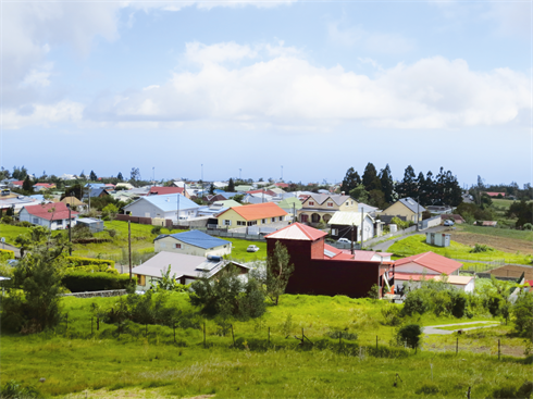Des maisons en montagne.    