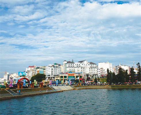 Dà Lat vu du lac Xuân Huong.