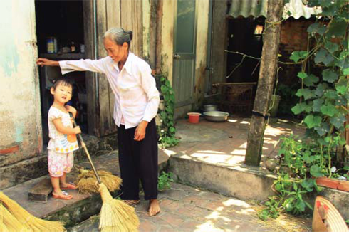 Mme D, grand-mère handicapée, a élevé seule ses enfants. Ces derniers, devenus grands sont partis travailler loin. C’est elle qui s’occupe de leurs enfants. 