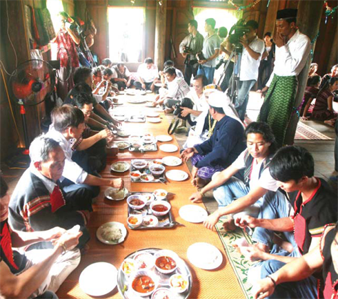 Les deux familles lors du banquet.