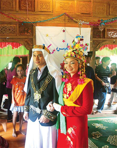 Les mariés saluent leurs parents et les invitent à participer au banquet de noces.