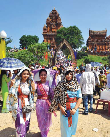 Jeunes filles Cham pendant la fête de Ka Tê.    