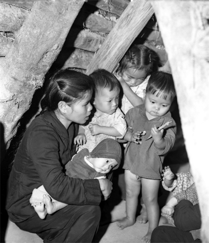 Une maîtresse et des enfants sous un abri anti-aérien, à Quang Binh (Centre).    MinhDao/VNA/CVN