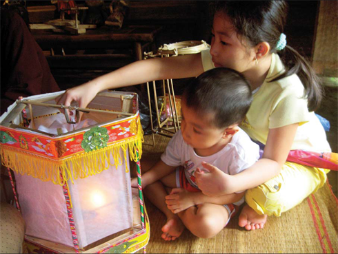     Les jouets traditionnels séduisent toujours les bambins.