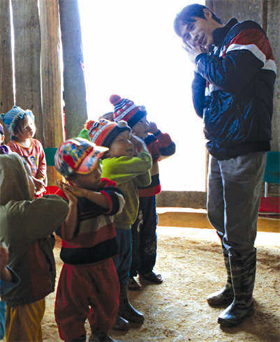 Les enfants apprennent à danser. 