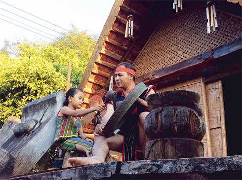 Transmission de la culture traditionnelle, les gongs en l’occurrence à la jeune génération.