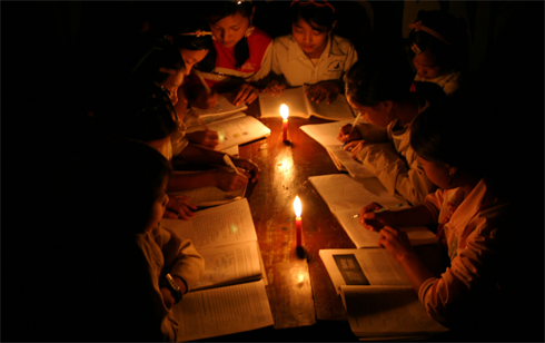 Les enseignants mettent la main au portefeuille pour acheter des bougies au service de l’étude des élèves. Photo : Viêt Hoàng/VNA/CVN