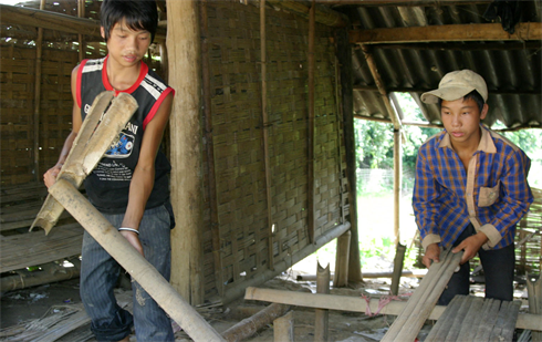 Des élèves remettent en état leur chambre d’internat. Photo : Viêt Hoàng/VNA/CVN