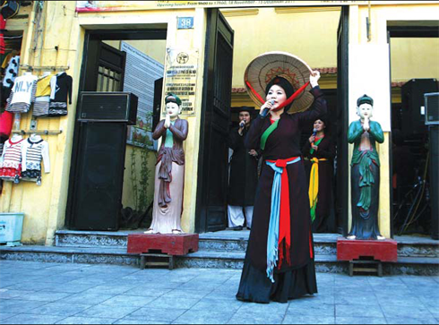 Une chanteuse de quan ho dans le vieux quartier de Hanoi.