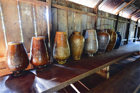 Des dizaines d’anciennes jarres d’alcool toujours sur place.