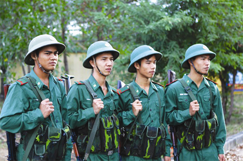 Les soldats montent la garde.