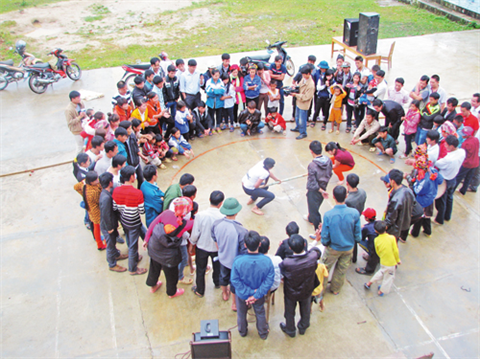 La pousse au bâton, discipline sportive traditionnelle des Hà Nhi pratiquée lors des fêtes. Photo : Tintuc/CVN